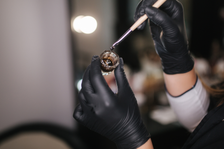 enlever la teinture pour sourcils