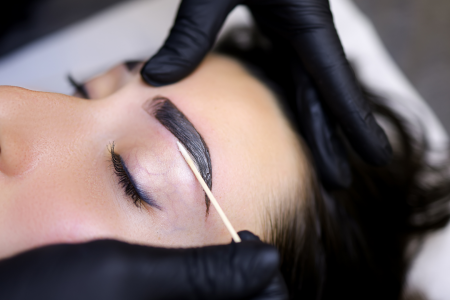 Combien de temps dure une teinture des sourcils